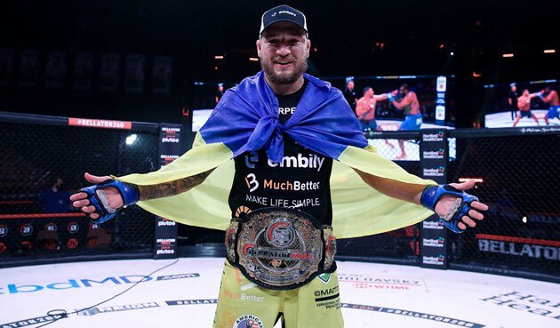 12 червня 2021 року Ярослав Амосов став володарем поясу Bellator у напівсередній вазі після перемогою над Дугласом Лімою.
