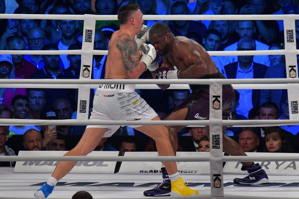 Олександр Усик б'є Даніеля Дюбуа під час першого поєдинку