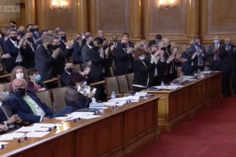 Новоизбранный парламент Болгарии под бурные аплодисменты отправил в отставку правительство Бойко Борисова