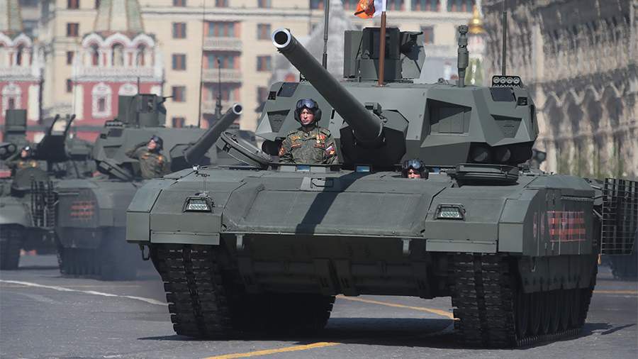 Бойові танки Армата Т-14 армії РФ під час параду в Москві.