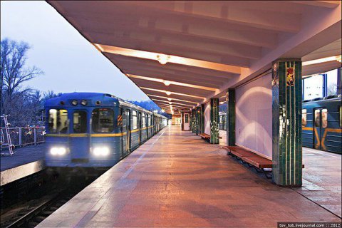"Червона" вітка київського метро стоїть через задимлення на рейках