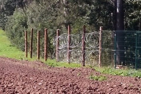 Россия строит на границе c Польшей забор с колючей проволокой