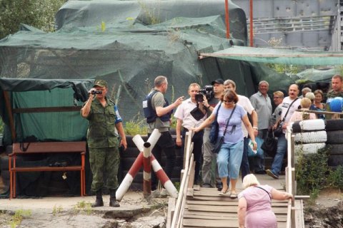 В Станице Луганской готовят площадку для техники, которая будет восстанавливать мост