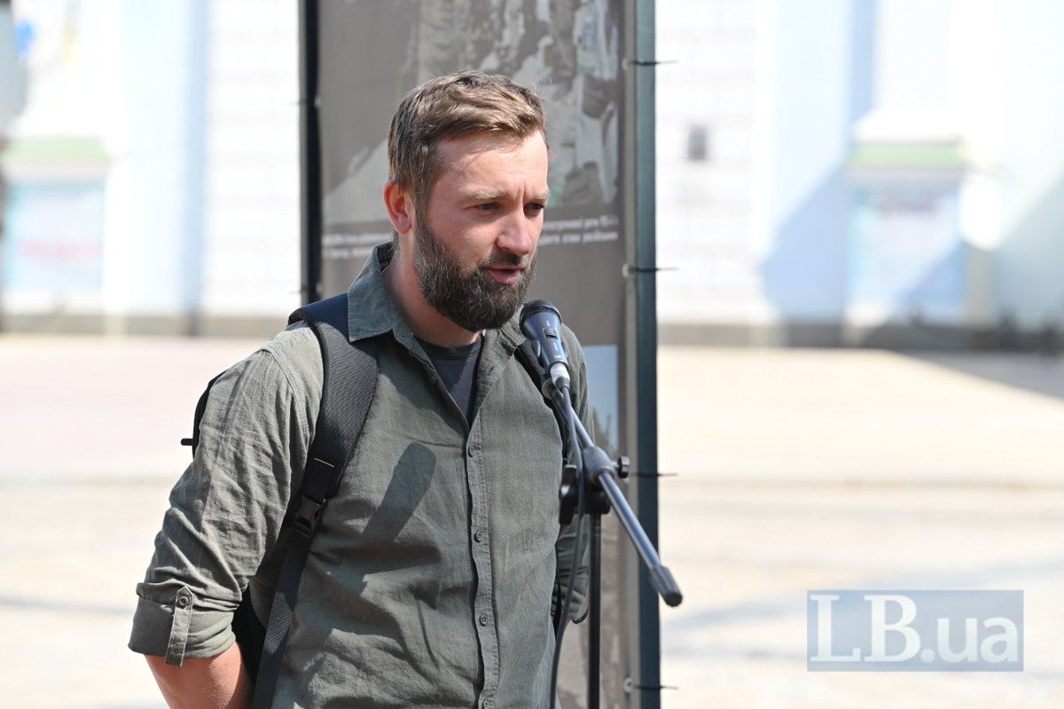 Маркіян Лисейко, фотограф та журналіст, виступає з промовою під час відкриття