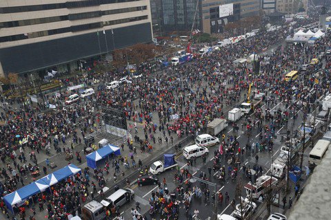 Жители Сеула снова вышли на улицы с требованием отставки президента 