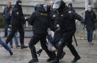Суд у Мінську постановив депортувати двох затриманих на мітингу українців