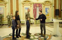 Зеленський: Герої України й рідні тих, кого відзначили цим званням посмертно, отримають житло від держави
