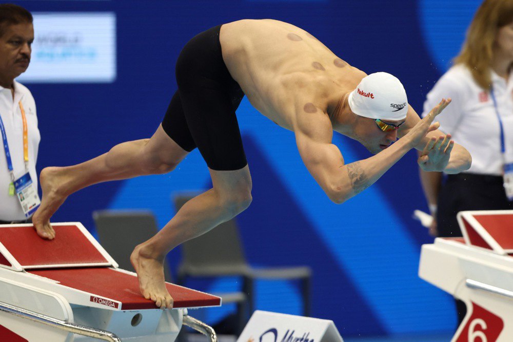 Михайло Романчук пірнає у басейн 