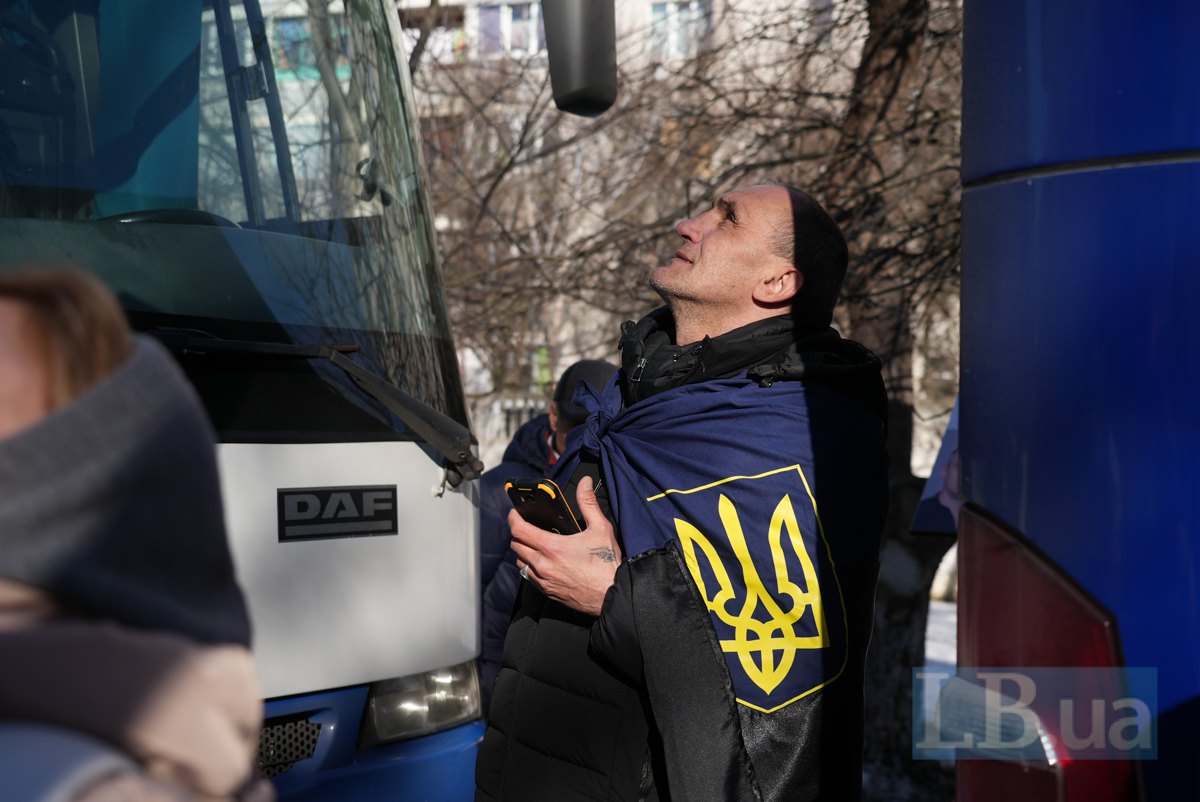 Михайло повернувся з полону в 2025-му. Він щоразу приїжджає зустрічати з неволі побратимів. Сьогодні зустрів уже
трьох