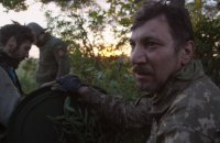 "Український свідок" оприлюднив відеоісторію про батька і сина, які служать в одному підрозділі та обслуговують одну гаубицю