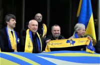 В Киеве перед Домом футбола развернули самую большую футболку национальной сборной
