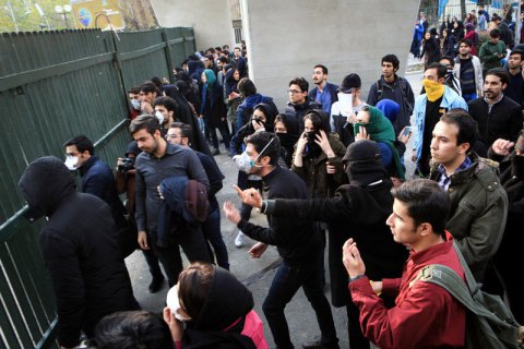 Обострение протестов в Иране: горят правительственные здания, двое демонстрантов убиты