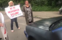 Активісти знесли паркан незаконної забудови у Святошинському районі Києва