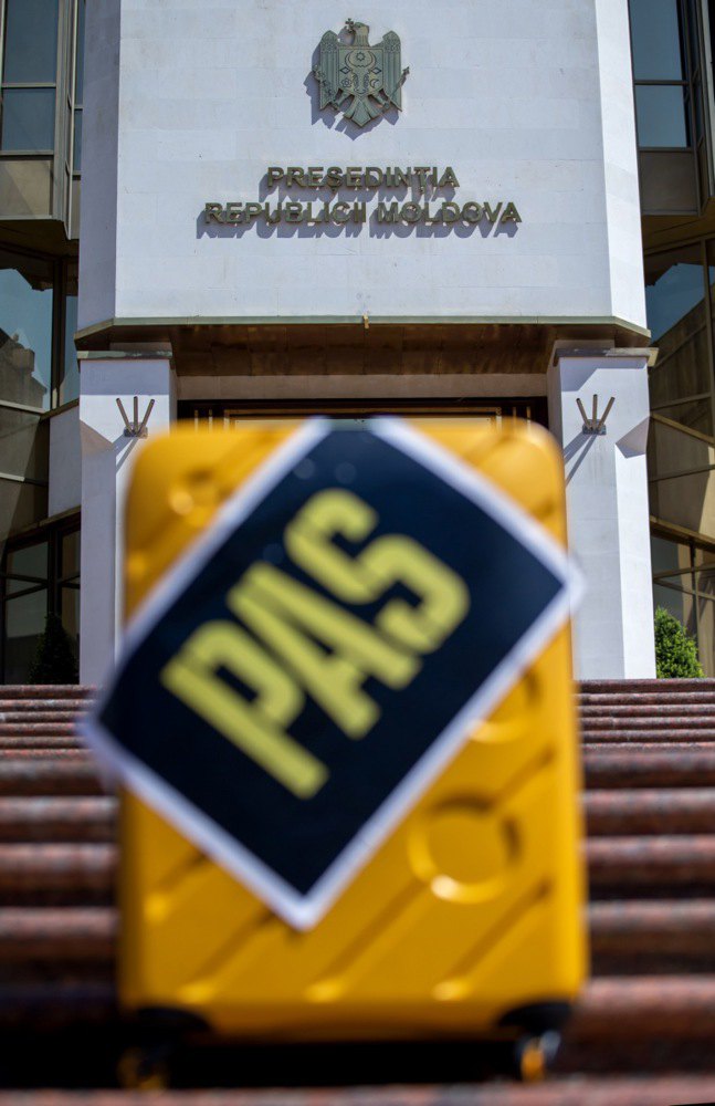 Напис «PAS» на валізі під час акції перед президентським палацом у Кишиневі, 14 серпня 2024 року.