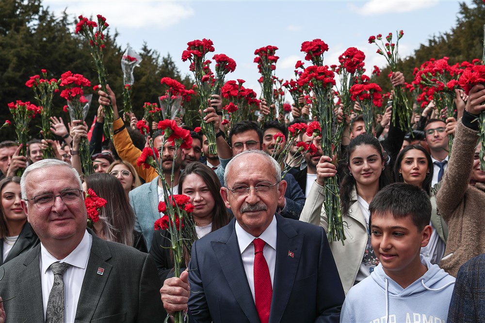Кемаль Киличдароглу (у центрі) несе квіти під час візиту до Аниткабіру, мавзолею засновника та першого президента Турецької Республіки Мустафи Кемаля Ататюрка, Анкара, 13 травня 2023 р.