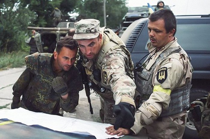 Семенченко (праворуч) і Сімка (у центрі) обговорюють план виходу