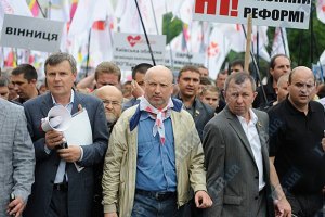 Яценюк заявил о конце демократии, а Турчинов объявил всеобщую мобилизацию