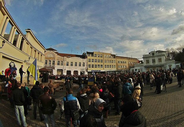 Ужгородские студенты во время митинга на площади Театральной