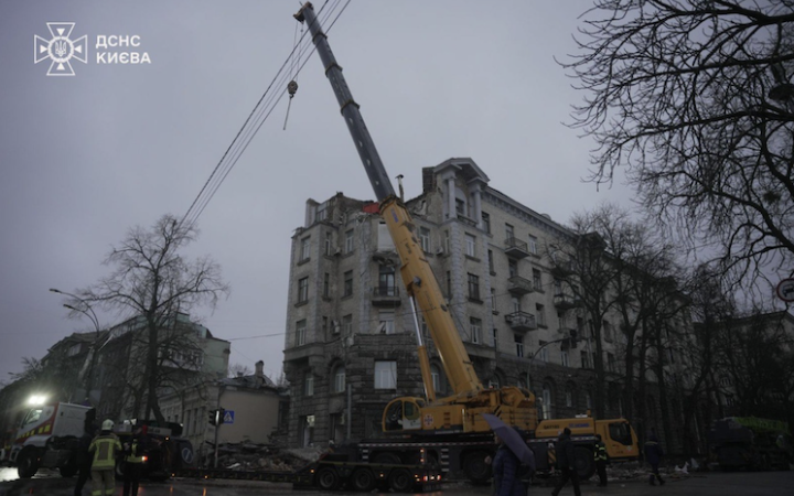 Третю добу в Києві ліквідовують наслідки атаки по центру міста