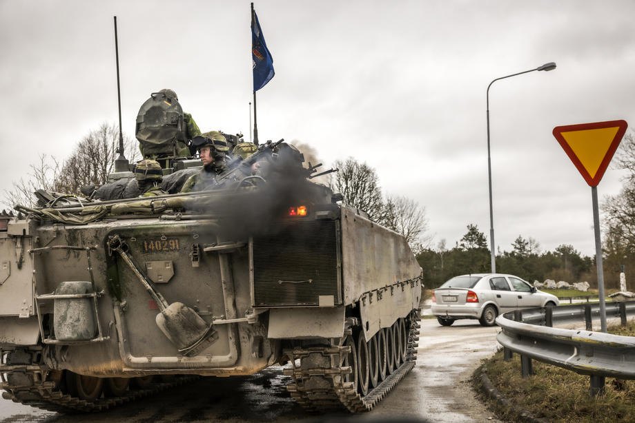 Шведські солдати в режимі посиленого патрулювання на бронетехніці поблизу Вісбю, Готланд, Швеція, 16 січня 2022 р.