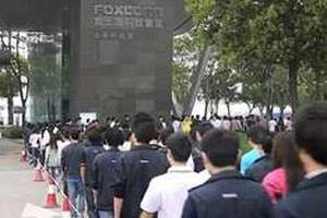 Китайские рабочие собирают  iPhone 5 в ужасных условиях