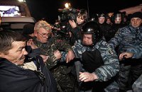 "Беркут" на Майдане начал "паковать" сторонников Оранжевой революции (ДОБАВЛЕНЫ ФОТО)