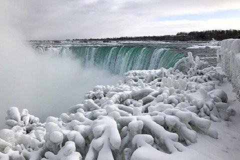 В США из-за холодов замерз Ниагарский водопад