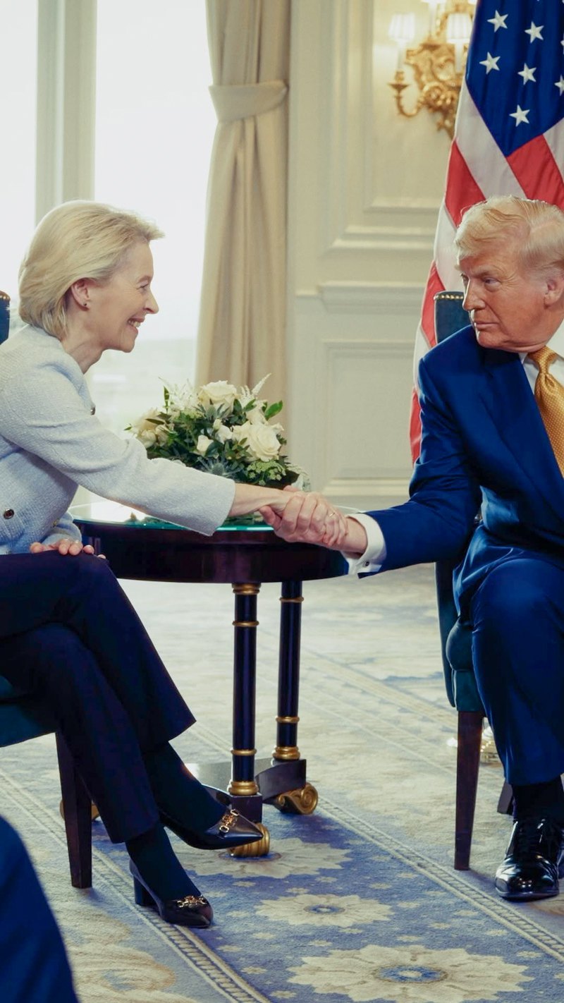 Президент CША Дональд Трамп тисне руку голові Європейської комісії Урсулі фон дер Ляєн, Тернберрі, Шотландія, 27 липня 2025 року.