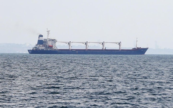 Перше судно із зерном з України затримується через негоду, - Reuters
