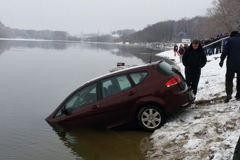 В Чернигове автомобиль SEAT утонул в Десне, водитель погиб