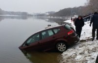 В Чернигове автомобиль SEAT утонул в Десне, водитель погиб