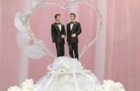 Двоє геїв, яким поставили в паспорт штамп про шлюб, утекли з Росії