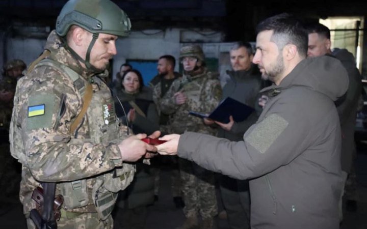 Зеленський нагородив бійців 57-ої бригади за захист Бахмута