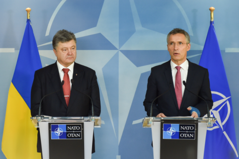 Порошенко і Столтенберг домовилися скликати термінове засідання комісії Україна-НАТО (оновлено)