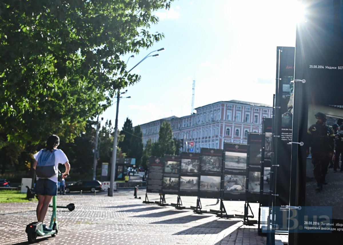 Дівчина на електросамокаті в центрі Києва.