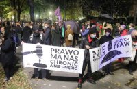 У Польщі парламентський комітет пропонує декриміналізувати аборти протягом перших 12 тижнів