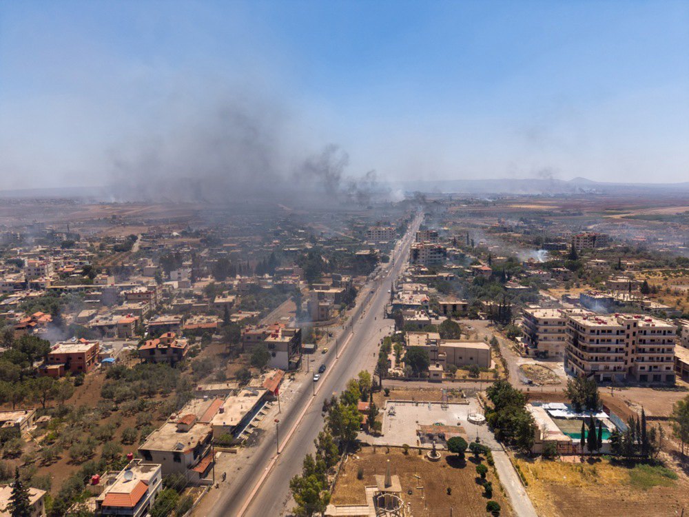 Дим піднімається над містом Аль-Мазраа після зіткнень між бедуїнськими племенами та місцевими угрупованнями друзів, Сувайда,
південь Сирії, 18 липня 2025 р.