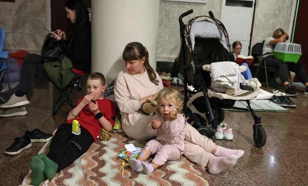 Родина в метро, яке слугує укриттям, під час повітряної тривоги в Києві.