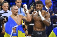 Олександр Усик подарував Ентоні Джошуа вишиванку 