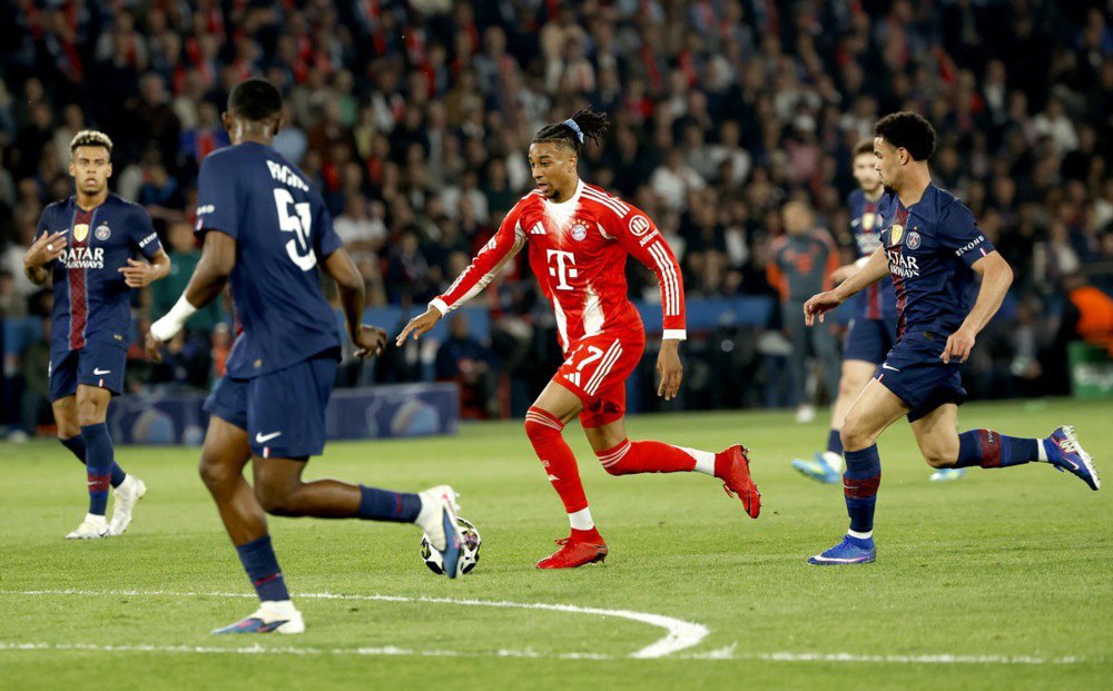 Олісе просуває м'яч уперед