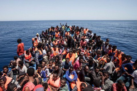 У побережья Италии спасли 1100 мигрантов