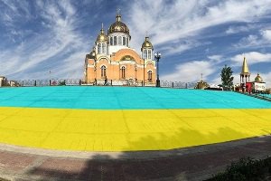 Оболонскую набережную в Киеве разрисовали в цвета флага