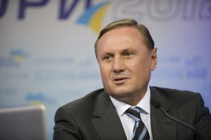 Ефремов заявил, что менять Азарова на посту премьера пока не будут