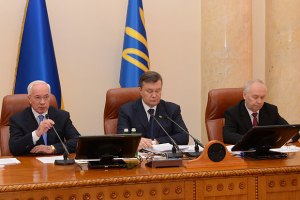 Янукович просит "не обращать внимания на действия политиканов"