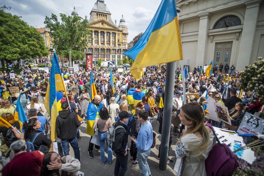 Акція на підтримку України та проти російського вторгнення проходить навпроти проросійського мітингу у Будапешті, Угорщина, 30 квітня 2022 р.