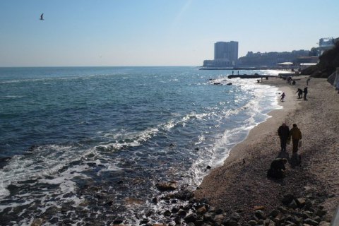 В Одесі загинула дівчина, яку хвиля змила з пірсу