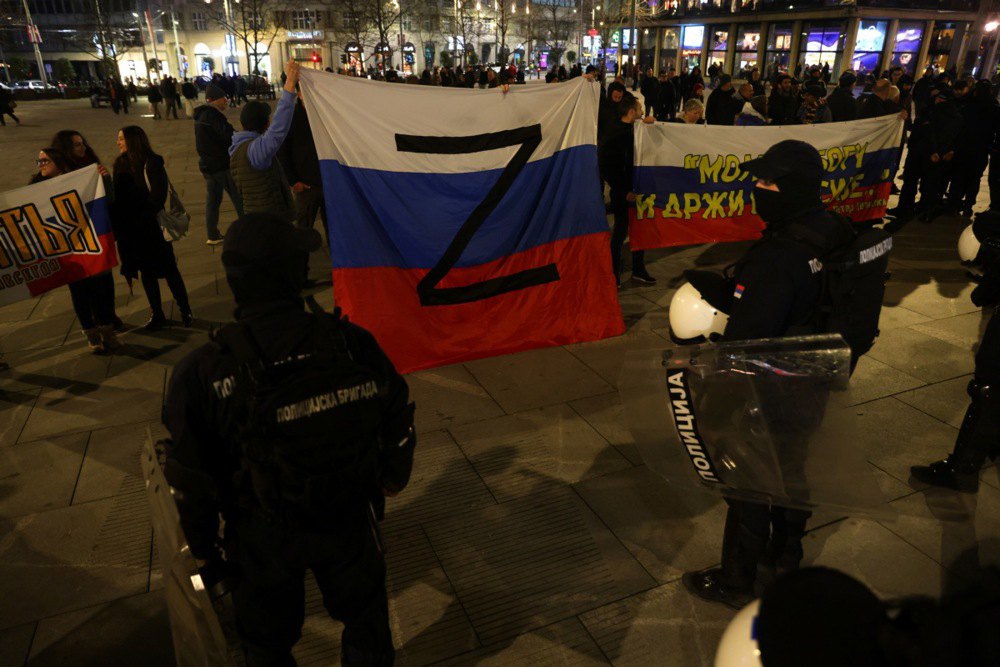 Проросійські активісти під час мітингу з нагоди четвертої річниці вторгнення Росії в Україну в Белграді, Сербія, 24 лютого 2026 року