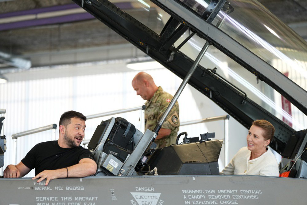 Президент України Володимир Зеленський і прем'єр-міністр Данії Метте Фредеріксен сидять у винищувачі F-16 на авіабазі Скрідструп, Данія, 20 серпня 2023 р.