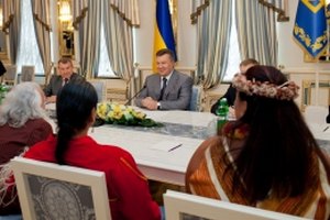 Янукович встретился с индейцами