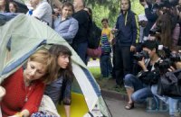 Журналисты, несмотря на запреты милиции, установили палатку у МВД